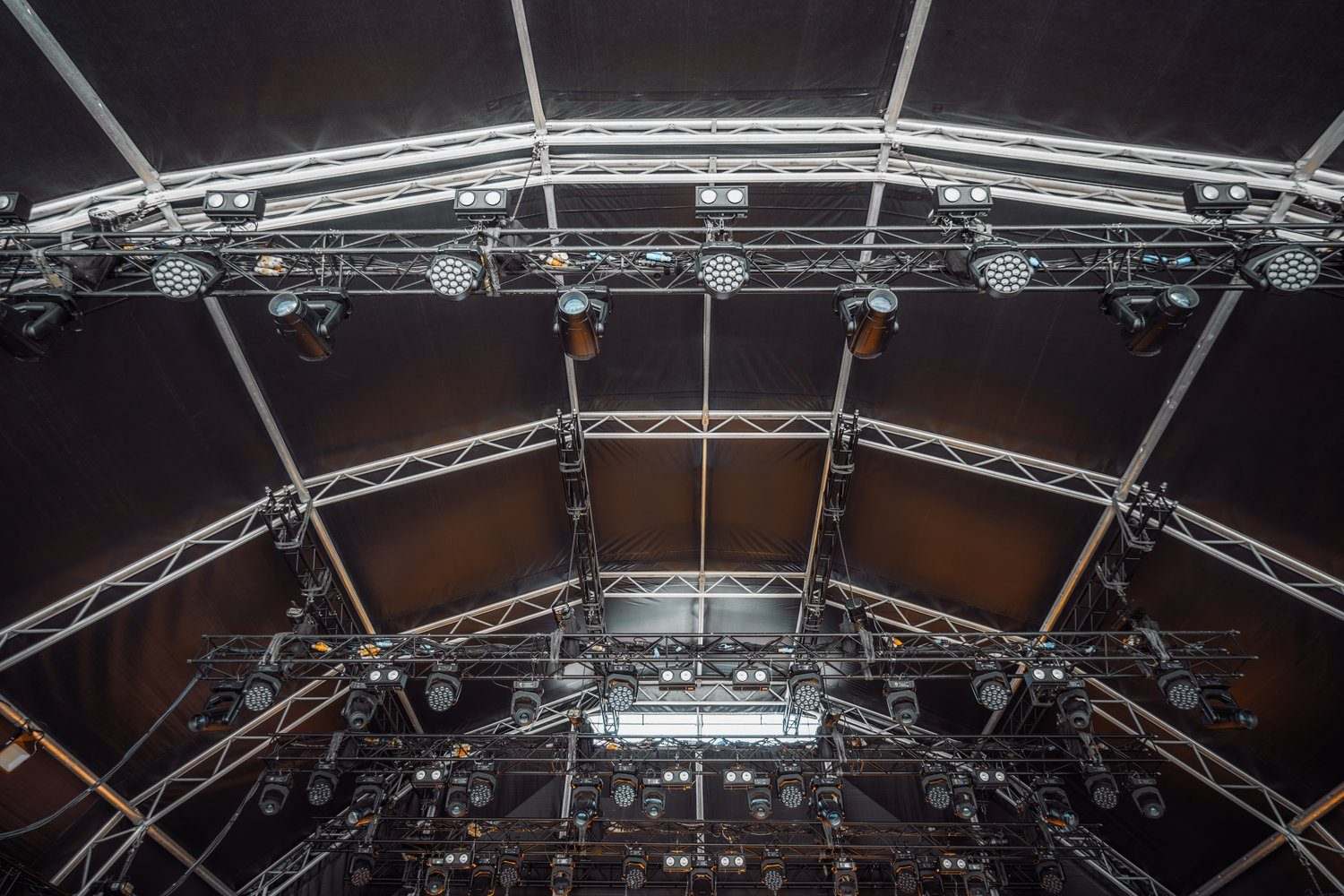 Duża pusta hala koncertowa ze sceną i konstrukcją do podwieszania oświetlenia