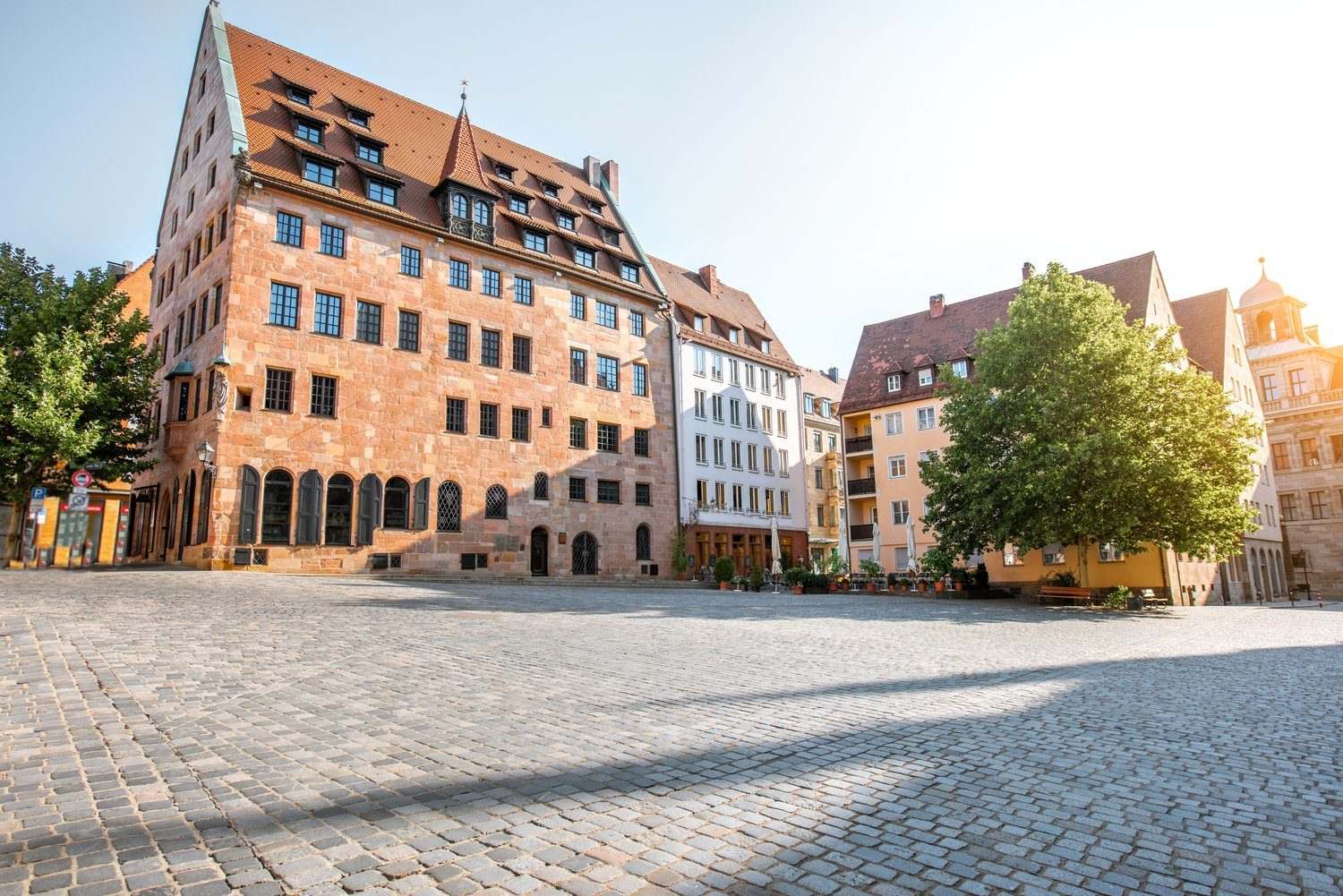 Słoneczny rynek z kamienną nawierzchnią w letnie popołudnie